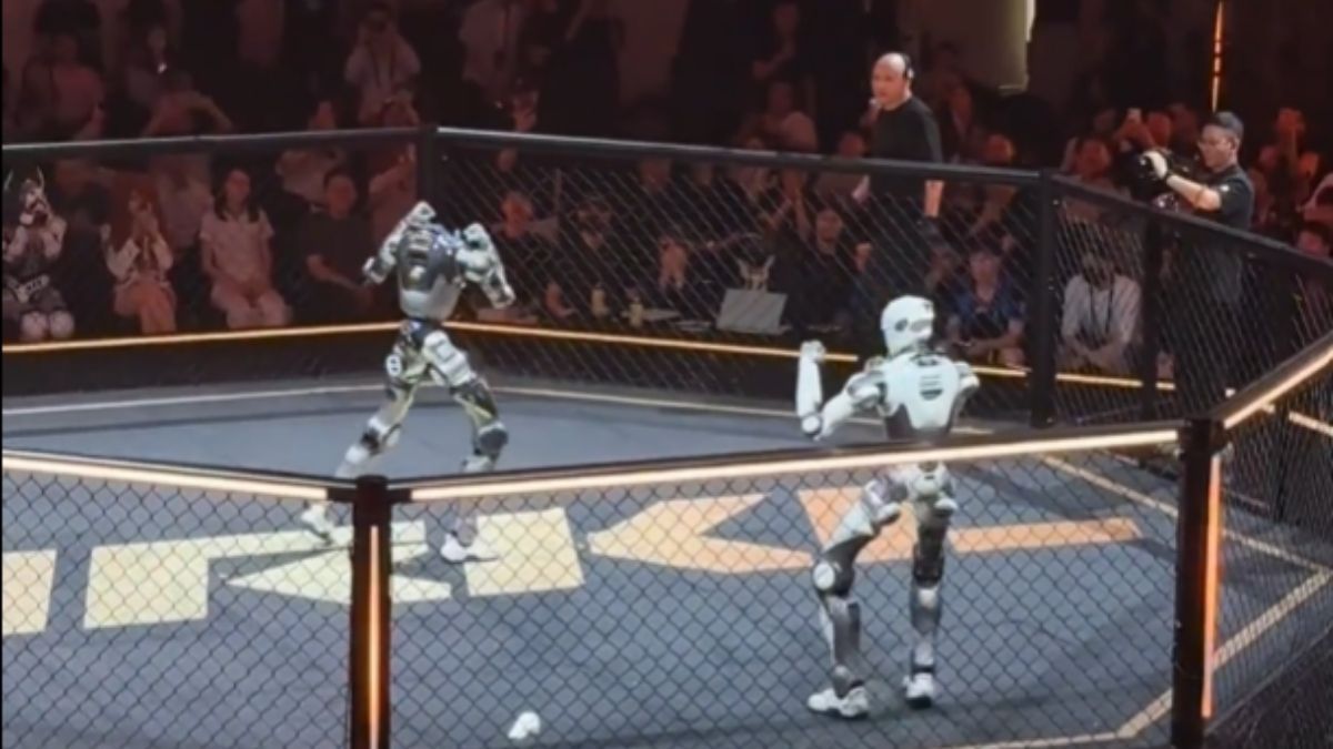 Humanoid robots make combat debut at world's first freestyle robot fighting tournament in China.jpg