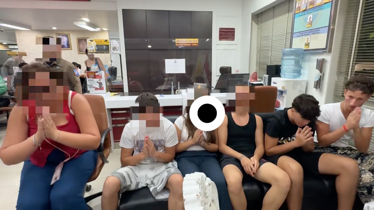 Italian students in Thai.jpg